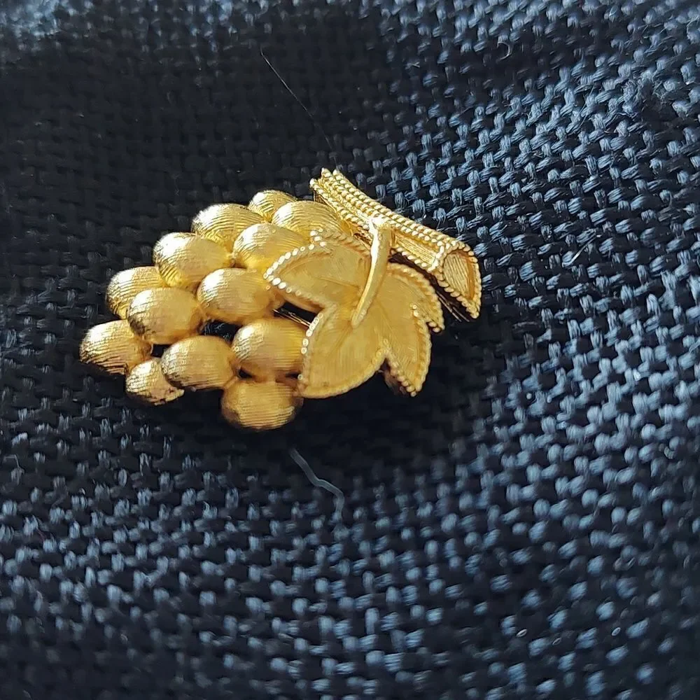 Crown Trifari Brushed Goldtone Grape Cluster Pin Brooch Vintage